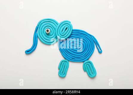 Éléphant de plasticité bleu clair isolé sur blanc, vue de dessus Banque D'Images