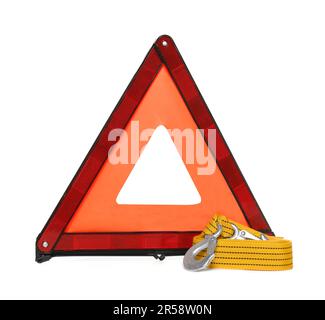 Triangle d'avertissement d'urgence et sangle de remorquage sur fond blanc. Sécurité automobile Banque D'Images