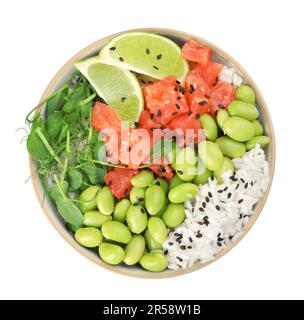 Délicieux poke Bowl avec citron vert, poisson et haricots édamames sur fond blanc, vue de dessus Banque D'Images