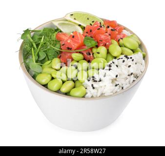 Délicieux poke Bowl avec citron vert, poisson et haricots édamames sur fond blanc Banque D'Images