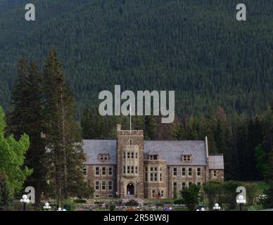 L'édifice de l'Administration du parc, au bout de l'avenue Banff, avec Sulphur Mountain en arrière-plan. Banff, Canada. Banque D'Images