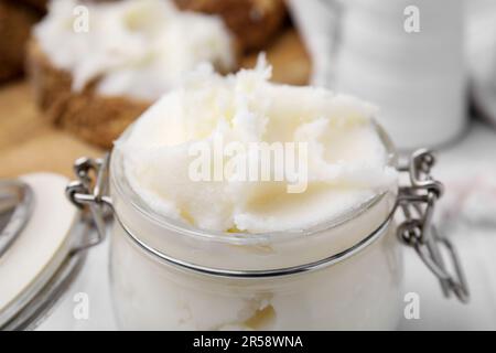 Délicieux lard de porc dans un pot en verre, vue rapprochée Banque D'Images