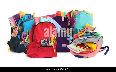 Ensemble avec différents sacs à dos et articles de papeterie pour l'école sur fond blanc Banque D'Images