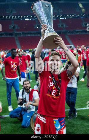 BUDAPEST, HONGRIE - 31 MAI : Ivan Rakitique du FC Sevilla fête avec trophée lors du match final de l'UEFA Europa League 2022/23 entre le FC Sevilla et Banque D'Images