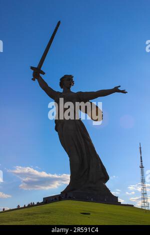 1 mai 2020, Volgograd, Russie. Vue aérienne de la statue la mère patrie appelle après la restauration sur le sommet de la colline de Mamaev Banque D'Images