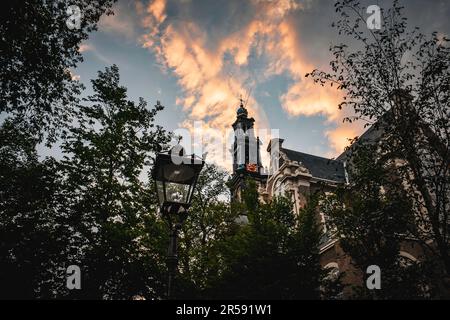 Amsterdam Oude Kerk au coucher du soleil - pays-Bas Banque D'Images