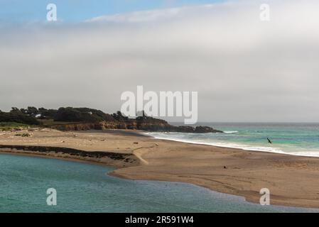Vue sur la rivière Gualala, l'océan Pacifique et le parc régional de Gualala point depuis le sentier Bluff à Gualala, Californie, États-Unis, sur une copie d'une journée partiellement nuageux Banque D'Images