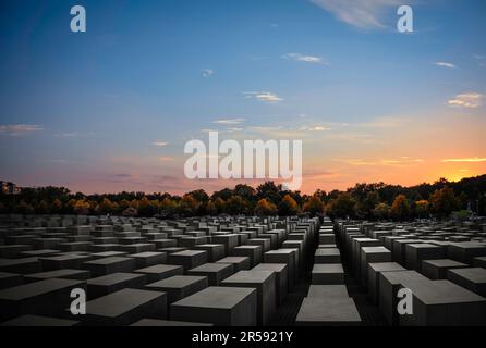 Coucher de soleil au Mémorial de l'Holocauste (ou au Mémorial des Juifs assassinés d'Europe) - Berlin, Allemagne Banque D'Images