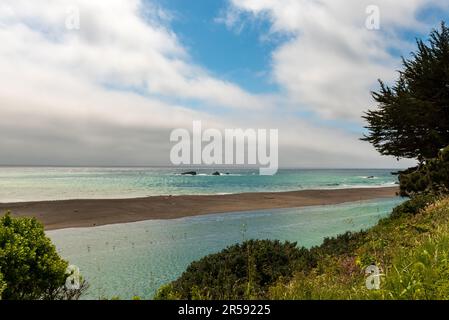 Vue sur le fleuve Gualala et l'océan Pacifique depuis le sentier Bluff à Gualala, Californie, États-Unis, avec un grand espace ciel partiellement nuageux pour la copie Banque D'Images