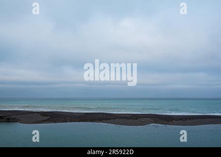 Vue sur la rivière Gualala et l'océan Pacifique depuis le sentier Bluff à Gualala, Californie, États-Unis, grand espace bleu pour la copie Banque D'Images