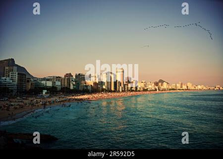 Ipanema Beach au coucher du soleil - vue de Mirante do Leblon à Rio de Janeiro, Brésil Banque D'Images