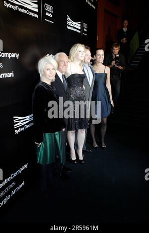 De gauche à droite : Robyn Nevin, Giorgio Armani, Cate Blanchett, Andrew Upton, Roberta Armani la Sydney Theatre Company organise un dîner VIP au Wharf Restaurant, Pier 4, en l'honneur de son nouveau patron Giorgio Armani, dont le don représente l'un des plus grands cadeaux financiers jamais faits à une compagnie de théâtre en Australie. Sydney, Australie. 09.11.07. Banque D'Images