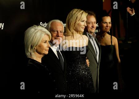 De gauche à droite : Robyn Nevin, Giorgio Armani, Cate Blanchett, Andrew Upton, Roberta Armani la Sydney Theatre Company organise un dîner VIP au Wharf Restaurant, Pier 4, en l'honneur de son nouveau patron Giorgio Armani, dont le don représente l'un des plus grands cadeaux financiers jamais faits à une compagnie de théâtre en Australie. Sydney, Australie. 09.11.07. Banque D'Images