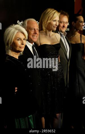 De gauche à droite : Robyn Nevin, Giorgio Armani, Cate Blanchett, Andrew Upton, Roberta Armani la Sydney Theatre Company organise un dîner VIP au Wharf Restaurant, Pier 4, en l'honneur de son nouveau patron Giorgio Armani, dont le don représente l'un des plus grands cadeaux financiers jamais faits à une compagnie de théâtre en Australie. Sydney, Australie. 09.11.07. Banque D'Images