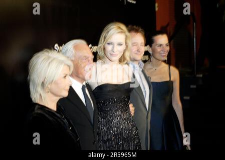 De gauche à droite : Robyn Nevin, Giorgio Armani, Cate Blanchett, Andrew Upton, Roberta Armani la Sydney Theatre Company organise un dîner VIP au Wharf Restaurant, Pier 4, en l'honneur de son nouveau patron Giorgio Armani, dont le don représente l'un des plus grands cadeaux financiers jamais faits à une compagnie de théâtre en Australie. Sydney, Australie. 09.11.07. Banque D'Images