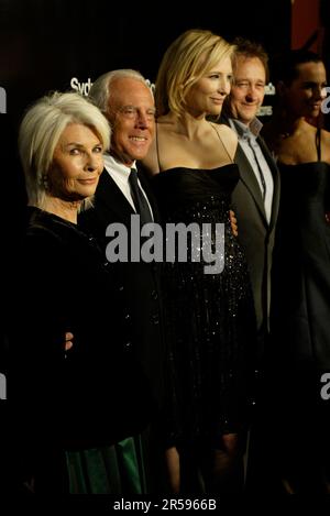 De gauche à droite : Robyn Nevin, Giorgio Armani, Cate Blanchett, Andrew Upton, Roberta Armani la Sydney Theatre Company organise un dîner VIP au Wharf Restaurant, Pier 4, en l'honneur de son nouveau patron Giorgio Armani, dont le don représente l'un des plus grands cadeaux financiers jamais faits à une compagnie de théâtre en Australie. Sydney, Australie. 09.11.07. Banque D'Images