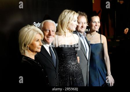 De gauche à droite : Robyn Nevin, Giorgio Armani, Cate Blanchett, Andrew Upton, Roberta Armani la Sydney Theatre Company organise un dîner VIP au Wharf Restaurant, Pier 4, en l'honneur de son nouveau patron Giorgio Armani, dont le don représente l'un des plus grands cadeaux financiers jamais faits à une compagnie de théâtre en Australie. Sydney, Australie. 09.11.07. Banque D'Images