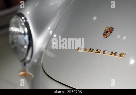 Stuttgart, Allemagne. 01st juin 2023. Le logo et le lettrage du fabricant de voitures de sport Porsche sont visibles sur le capot d'une Porsche 550 A Spyder dans le musée Porsche. Le constructeur de voitures de sport de Zuffenhausen célèbre cette année son anniversaire de 75th. Credit: Christoph Schmidt/dpa/Alay Live News Banque D'Images