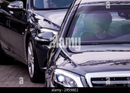Amman, Jordanie. 01st juin 2023. La reine Randa de Jordanie quitte le palais de Zahran après le mariage de son fils prince héritier Hussein, à Amman, en Jordanie, sur 1 juin 2023. Photo par Ammar Abd Rabbo/ABACAPRESS.COM crédit: Abaca Press/Alay Live News Banque D'Images