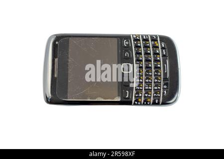 Téléphone noir ancien et utilisé avec clavier isolé sur fond blanc Banque D'Images