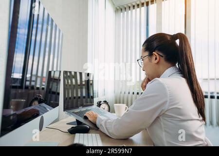 Les développeurs de logiciels asiatiques féminins sont mis en évidence dans l'analyse des systèmes basés sur le code. Banque D'Images