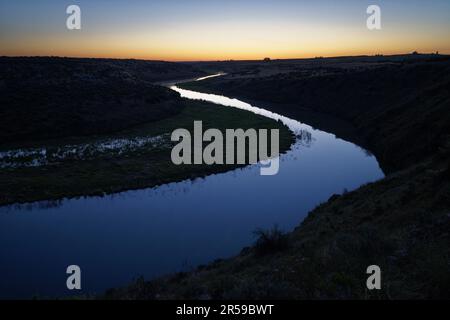 Lind Coulee Wasteway qui se démène dans le désert à l'aube, Desert Wildlife Area, Washington, États-Unis Banque D'Images