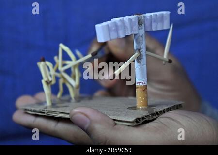 Bijoy Debnath, un artiste de 21 ans qui présente son œuvre d'art créée avec des allumettes et des cigarettes représentant un homme de allumettes tuant une cigarette avec une épée dans le cadre d'une campagne « cesser de fumer » à la veille de la « Journée mondiale sans tabac ». 31 mai est célébrée comme la Journée mondiale sans tabac pour sensibiliser à la consommation de tabac dans le monde entier. Agartala, Inde. Banque D'Images