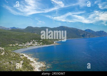 Corse, vue aérienne de la plage de Nonza, avec galets noirs, dans la Cap Corse Banque D'Images