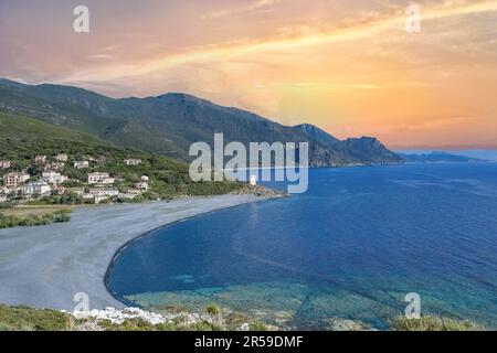 Corse, vue aérienne de la plage de Nonza, avec galets noirs, dans la Cap Corse Banque D'Images