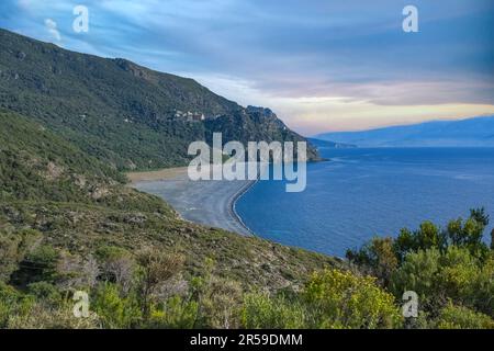 Corse, vue aérienne de la plage de Nonza, avec galets noirs, dans la Cap Corse Banque D'Images