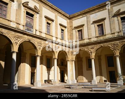 Vue panoramique sur le cloître de style baroque Collegio dei Gesuiti Collège jésuite catholique romain à Piazza Plebiscito, Mazara del Vallo Sicile, Italie. Banque D'Images