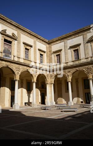 Vue panoramique sur le cloître de style baroque Collegio dei Gesuiti Collège jésuite catholique romain à Piazza Plebiscito, Mazara del Vallo Sicile, Italie. Banque D'Images