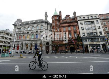 Marche le long de la rue animée Dame à Dublin, Irlande. Banque D'Images