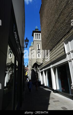 L'église de St Teresa décalça les Carmélites vues de Johnson's CT à Dublin, Irlande. Banque D'Images