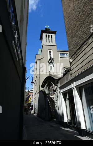 L'église de St Teresa décalça les Carmélites vues de Johnson's CT à Dublin, Irlande. Banque D'Images