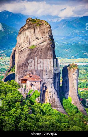 Meteora, Grèce. Formations rocheuses de grès incroyables et monastère de Rousanou, patrimoine mondial grec. Banque D'Images