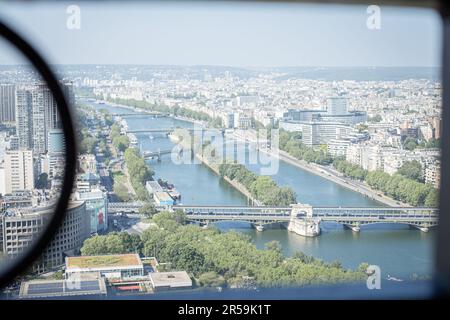 Vue sur la Seine depuis le 2nd étage d'Eiffel Banque D'Images