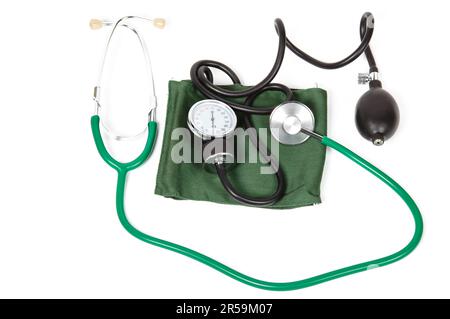 Sphygmomanomètre médical et stéthoscope sur fond blanc. Appareil médical de tensiomètre Banque D'Images