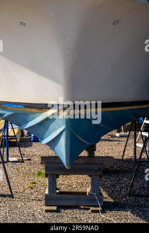 Fond d'un bateau de jour en plastique en attente de nouvelle peinture de coque Banque D'Images