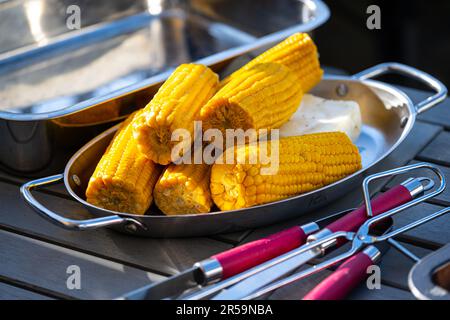 Épis de maïs jaune et frais sur une assiette prête pour le barbecue Banque D'Images