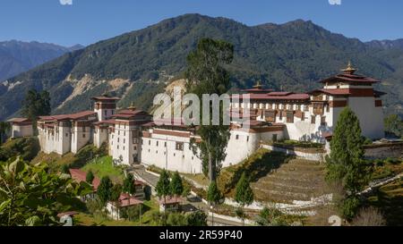 Paysage panorama de l'impressionnant et beau Trondsa dzong antique dans le centre du Bhoutan le centre religieux et administratif de la province Banque D'Images