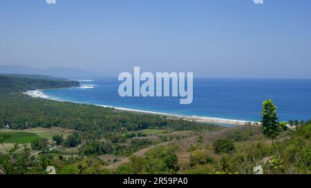 Vue panoramique sur le paysage de la côte de l'île de Sumba surplombant l'océan Indien, Lamboya, Nusa Tenggara est, Indonésie Banque D'Images