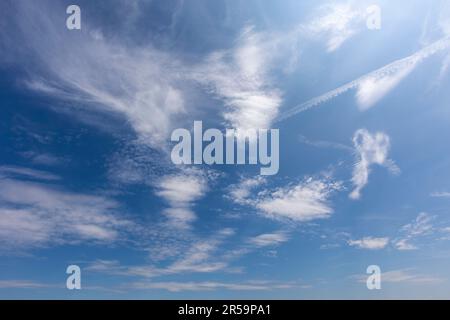 Ciel bleu avec recouvrement d'arrière-plan nuages. Idéal pour le remplacement du SKY, l'économiseur d'écran ou toute autre application Banque D'Images