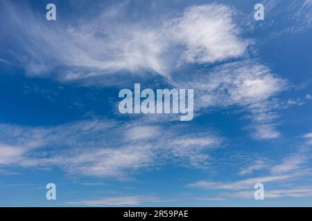 Ciel bleu avec recouvrement d'arrière-plan nuages. Idéal pour le remplacement du SKY, l'économiseur d'écran ou toute autre application Banque D'Images