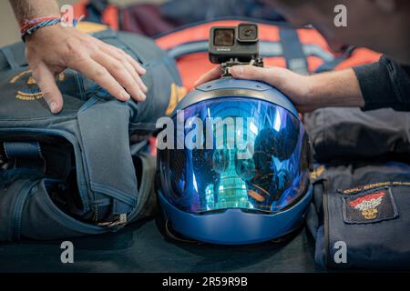 Matt Bottwright, membre de l'équipe TIGER, à gauche, et Eddie Rudd, à droite, inspectent la visière du casque d'Eddie, car les vérifications de la trousse de pré-saut sont effectuées lors du dernier saut d'entraînement avant le spectacle aérien anglais de la Riviera à Torbay les samedi 3rd et dimanche 4th juin, comme l'équipe d'affichage de parachutisme de l'Armée des Tigers. Effectuez des exercices aériens et affichez des formations à l'aérodrome de Netheravon dans le Wiltshire. Date de la photo: Jeudi 1 juin 2023. Banque D'Images