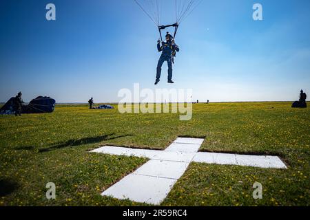 Pratiquant des atterrissages précis à partir d'environ 3 000ft , sur le dernier saut d'entraînement avant le spectacle aérien anglais Riviera à Torbay le samedi 3rd et dimanche 4th juin, est Private Willy de l'équipe d'exposition de parachutisme de l'Armée des Tigers, en approchant de la croix à l'aérodrome de Netheravon dans le Wiltshire. Date de la photo: Jeudi 1 juin 2023. Banque D'Images