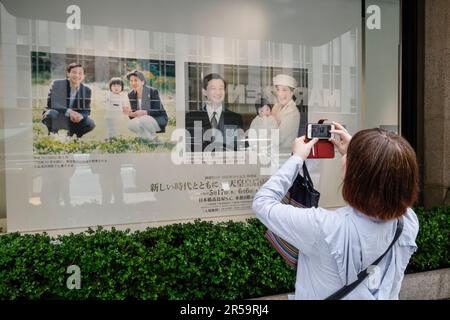 PHOTOS DU COUPLE IMPÉRIAL AU MAGASIN PHARE DE TAKASHIMAYA Banque D'Images