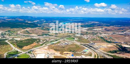 Vue sur les avions de l'aéroport international Sabiha Gokcen (SAW), du district de Pendik et de la côte de la mer de Marmara. Turquie, Istanbul. Juillet 2022. Banque D'Images