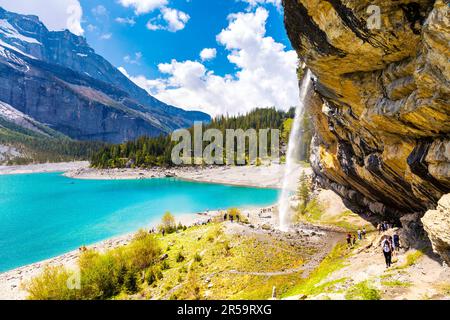 Vue panoramique sur le lac Oeschinen (Oeschinensee) et la cascade de Bärglifall, Suisse Banque D'Images