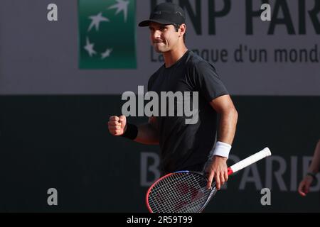 Paris, France. 01st juin 2023. Marcos Giron des Etats-Unis célèbre sa victoire sur Jiri Lehecka de la République tchèque au cours du jour 5 de l'Open de France 2023, Roland-Garros 2023, deuxième tournoi de tennis de l'année du Grand Chelem, sur 1 juin 2023 au Stade Roland-Garros à Paris, France - photo Jean Catuffe/DPPI crédit: DPPI Media/Alay Live News Banque D'Images